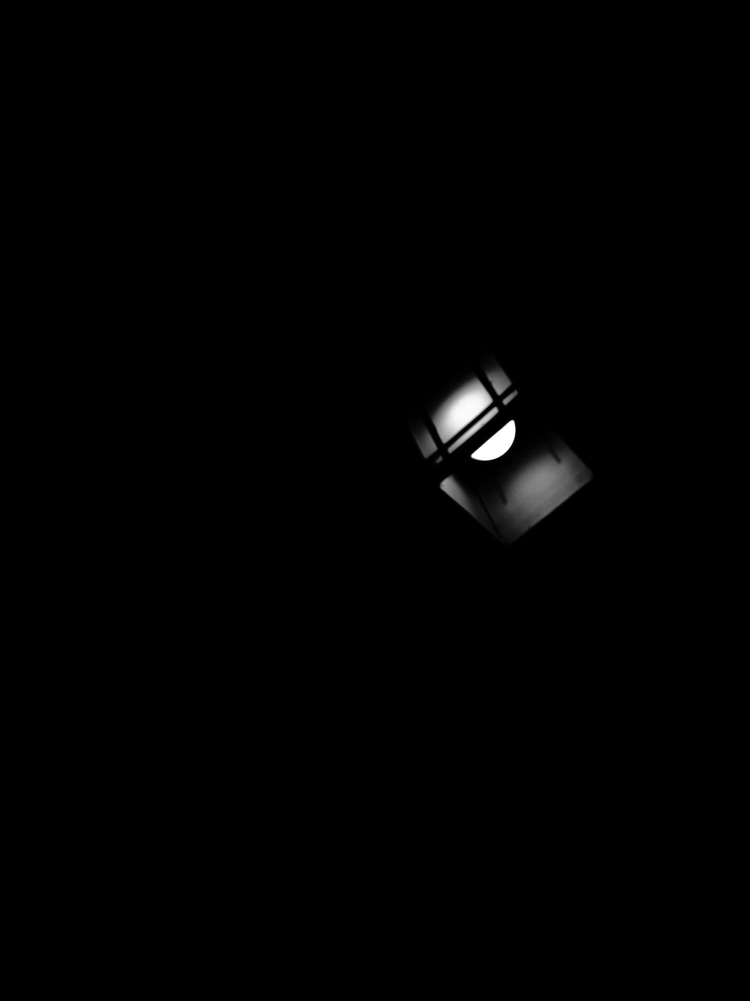 Single light source in deep darkness